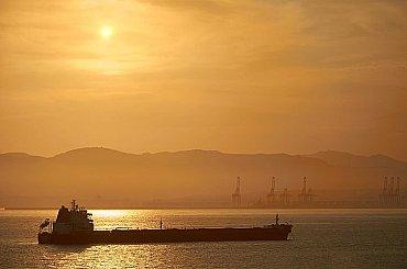 U Bosporu a Dardanel se kvůli novým požadavkům Turecka hromadí desítky tankerů