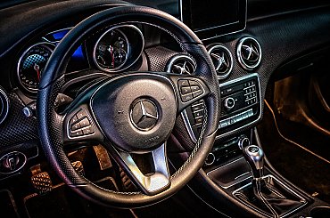 Predaj áut Mercedes-Benz klesol v druhom štvrťroku o takmer desatinu