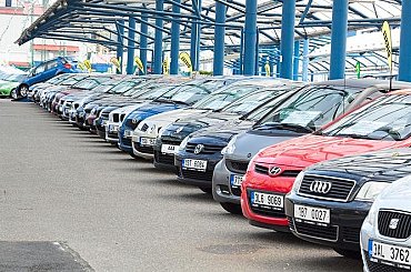 Domácnosti nemají peníze na zdražující nová auta. Automobilky čelí propadu prodejů