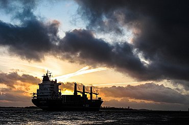 Ruské ropné produkty sa hromadia na mori. Spoločnosti sa vyhýbajú priamemu dovozu
