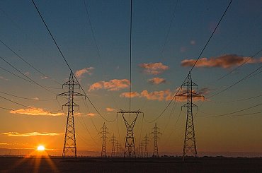 Globálna spotreba energie sa zvýšila. Príčinou sú letné horúčavy aj rozvoj umelej inteligencie