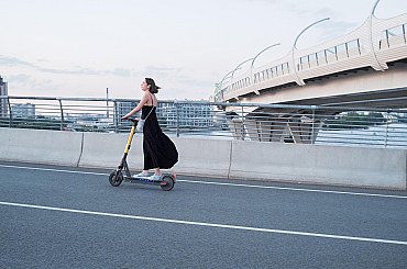 Zákaz sdílených elektrokoloběžek. Poházené zmizí z ulic Prahy