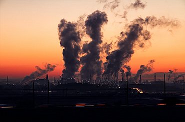 Ceny emisních povolenek vystoupaly k rekordním hodnotám z letošního února