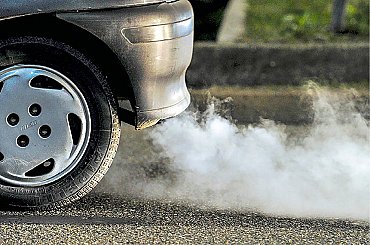 Piráti chtějí kompenzovat povolenky či snížit spotřební daň při vysoké ceně