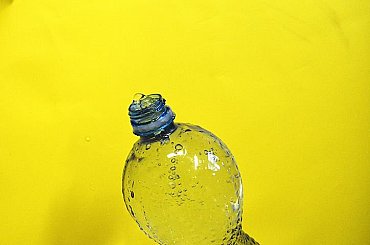 Zálohování PET - skrytý boj o recyklát pod rouškou boje proti litteringu, aneb proč systém potřebuje, aby se lahve nevracely?