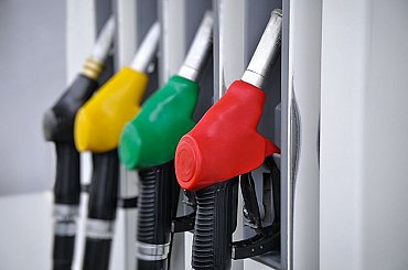 Benzin i nafta výrazně zlevnily