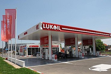 USA pozastavily část sankcí proti Lukoilu, nechtějí trestat zákazníky