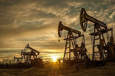 Ropa zdražuje díky očekávání dalších škrtů v dodávkách ze strany skupiny OPEC+