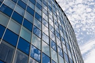 Panasonic urychluje snahy o přeměnu oken na solární panely