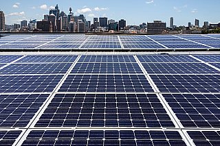 65 tisíc fotovoltaických panelů a k tomu velké bateriové úložiště. Jak vzniká největší energetický projekt svého druhu v Česku