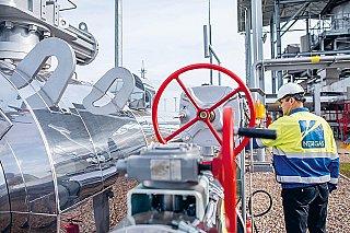 Katar kvůli směrnici hrozí ukončením dodávek LNG do EU, Exxon mluví o odchodu