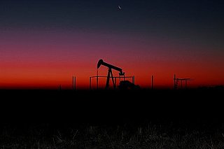 Ceny ropy klesly z maxim, investoři dále sledují napětí mezi USA a Íránem
